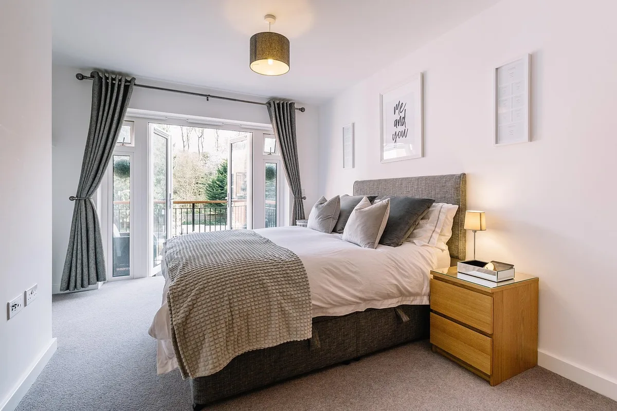 Chambre aérée avec lit et fenêtre ouverte pour ventilation quotidienne