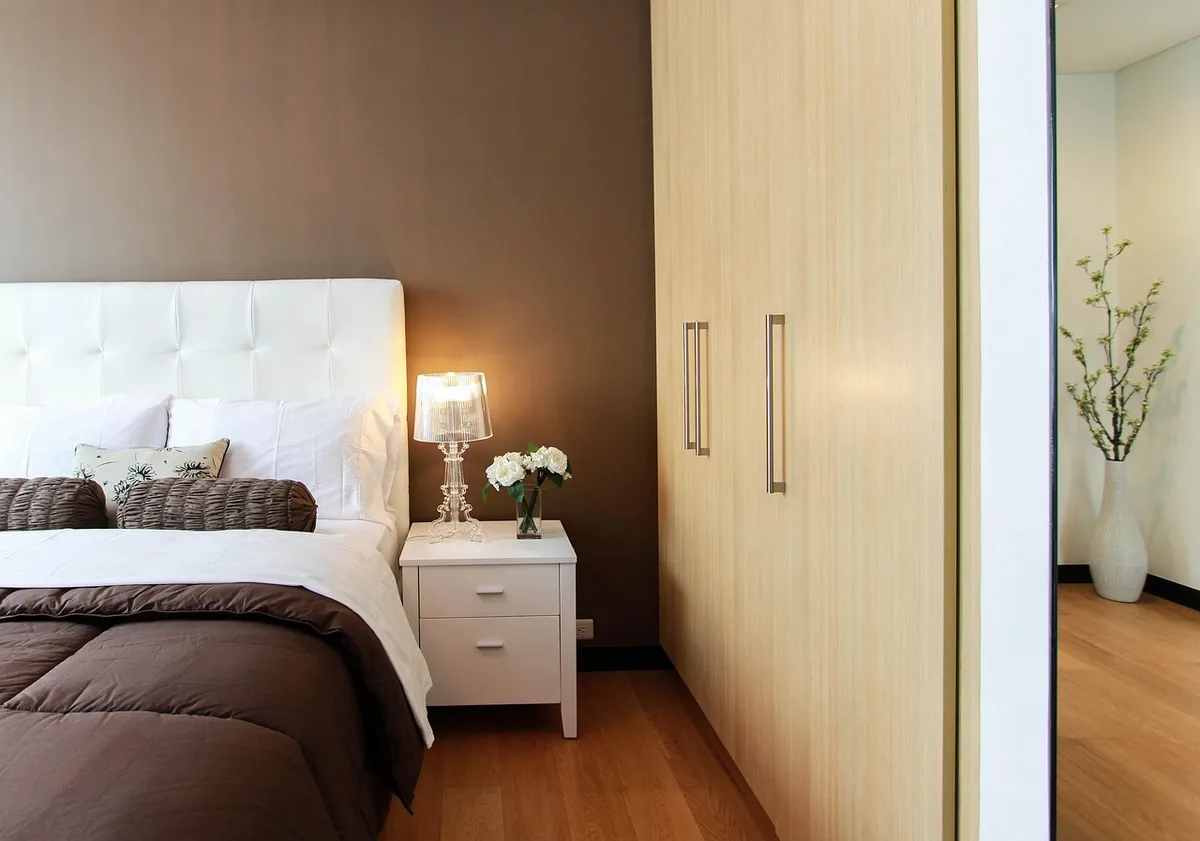 Sol protégé par bâches et mobilier dégagé avant peinture