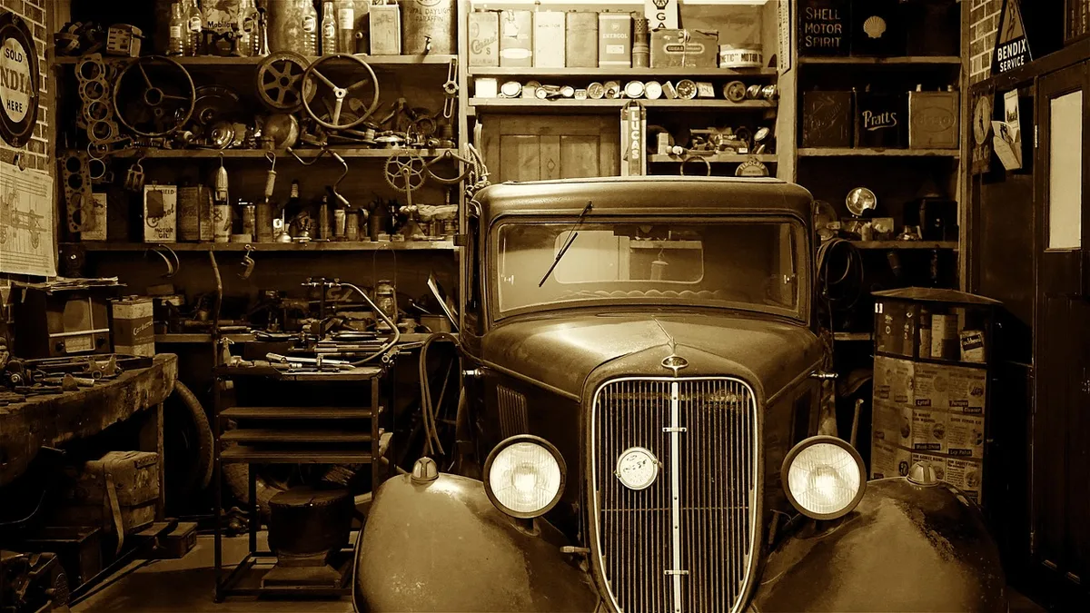 Mécanicien inspectant un van dans un garage