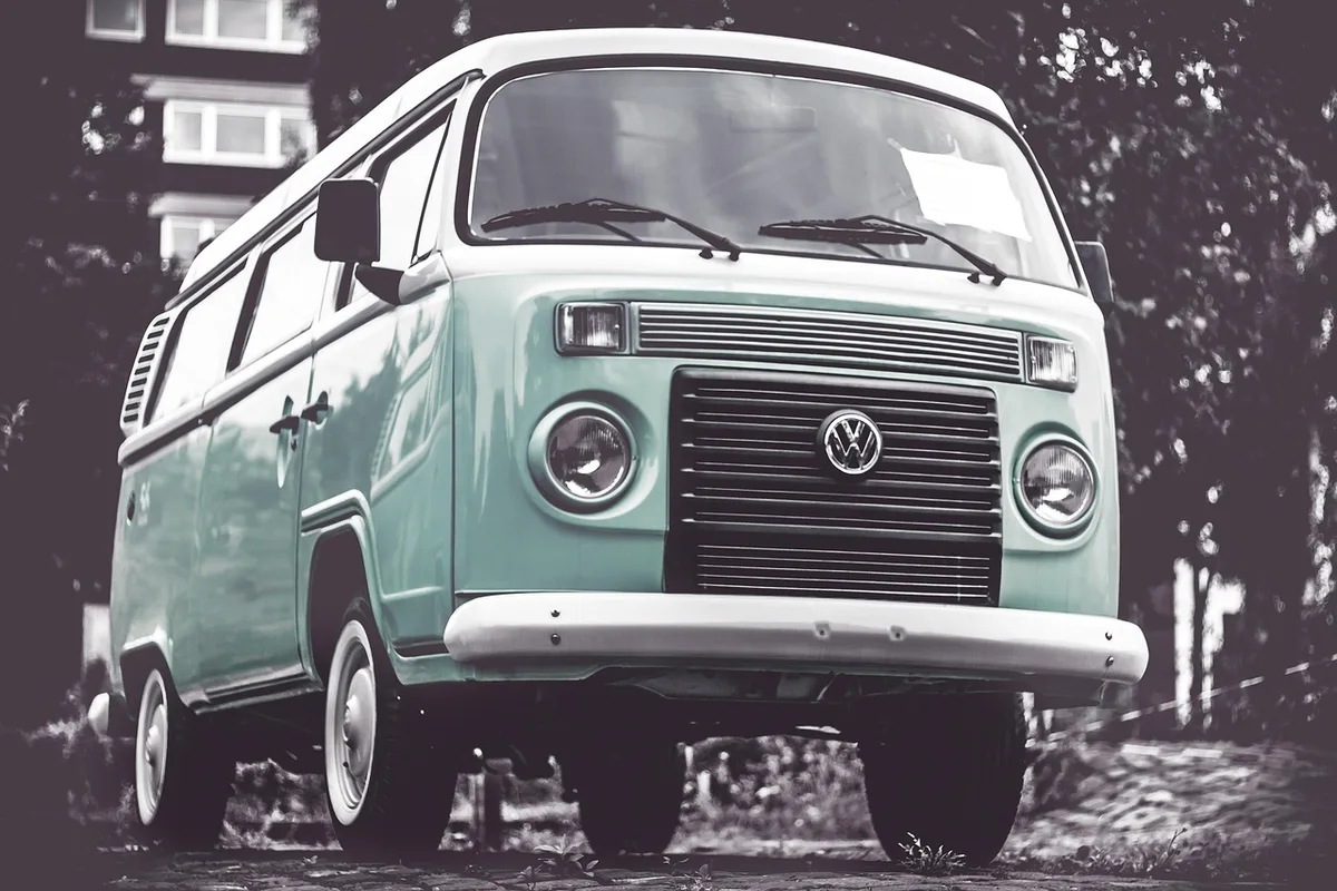 Batterie auxiliaire et panneaux solaires installés dans un van