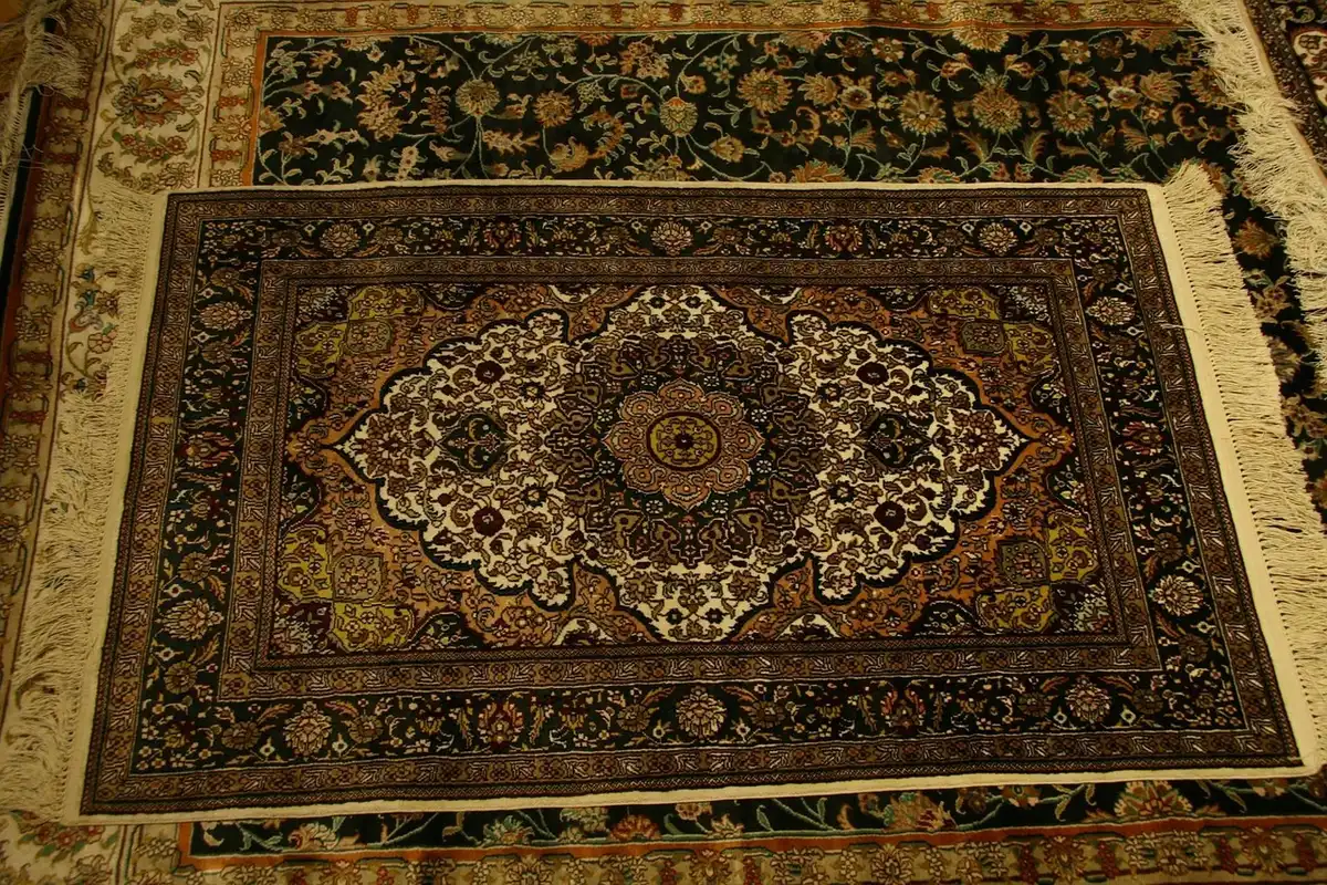 Tapis épais avec sous‑couche acoustique posé sur un sol intérieur